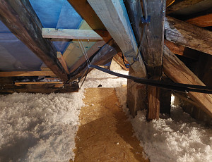 Zateplení stropu rodinného domu pomocí foukané izolace